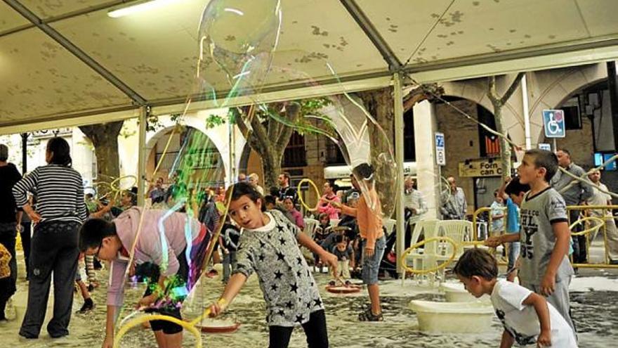 200 nens juguen a fer bombolles de sabó a Berga