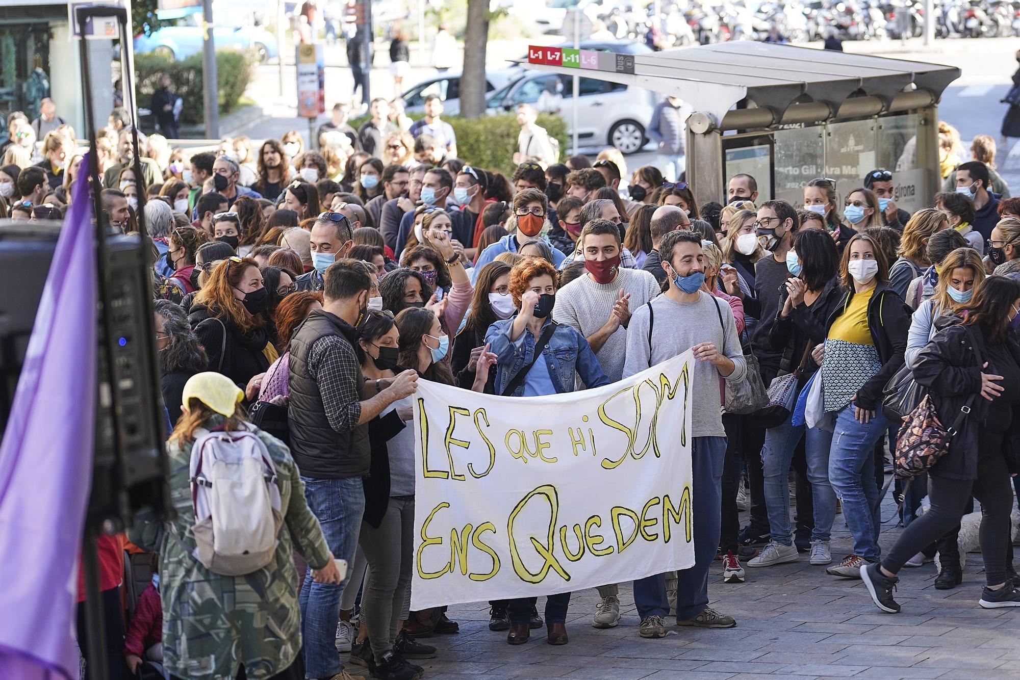 Centenars de professors es concentren a la Delegació del Govern a Girona en contra de la temporalitat