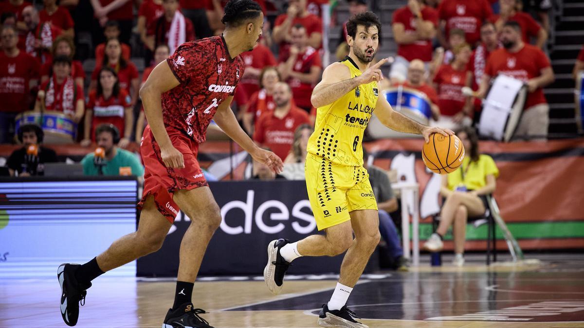 Bruno Fitipaldo, conduce el balón ante Howard en el último Granada-Canarias.