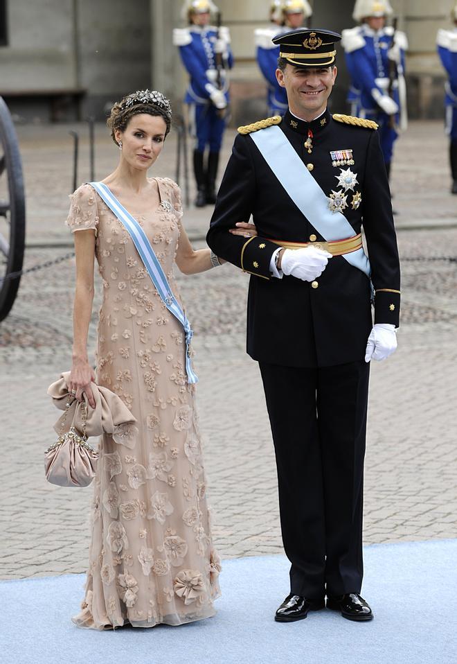 La reina Letizia y el rey Felipe en la boda de los príncipes de Suecia, junio 2010