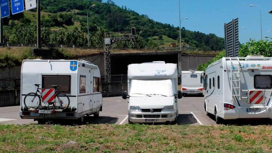 Varías autocaravanas, haciendo uso del área de descanso.