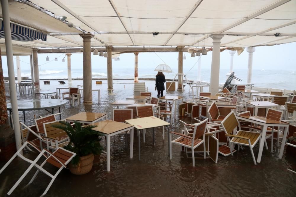 Lluvia y temporal en el mar en Málaga con la llegada de la borrasca Filomena.