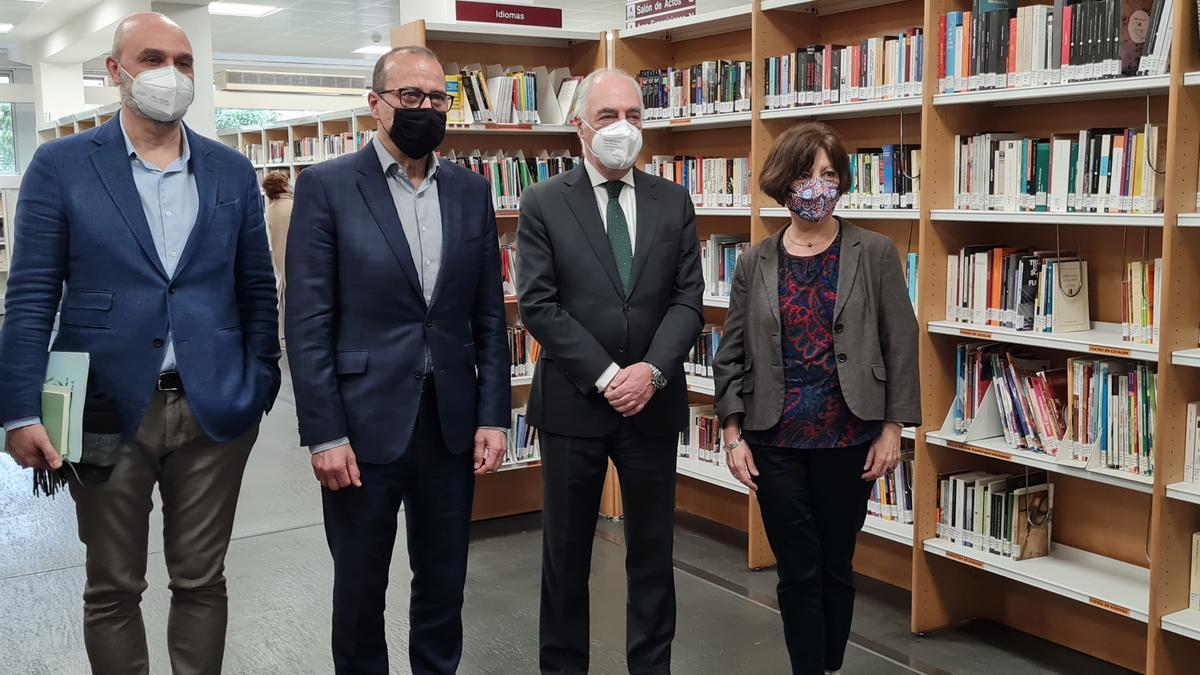 Víctor Lucea, Felipe Faci, José Luis Rodrigo y Ana Alcolea, en la Biblioteca de Aragón.