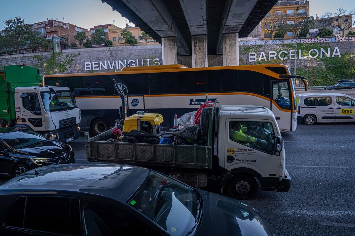 Barcelona, 15/04/2026 Barcelona. Acceso por la Meridiana (hora punta 8 de la mañana) Gran volumen de tráfico en hora punta en la entrada a Barcelona por la avenida Meridiana, en el tramo entre Fabra i Puig y el Pont de Sarajevo. Contexto de alta congestión. AUTOR: MANU MITRU