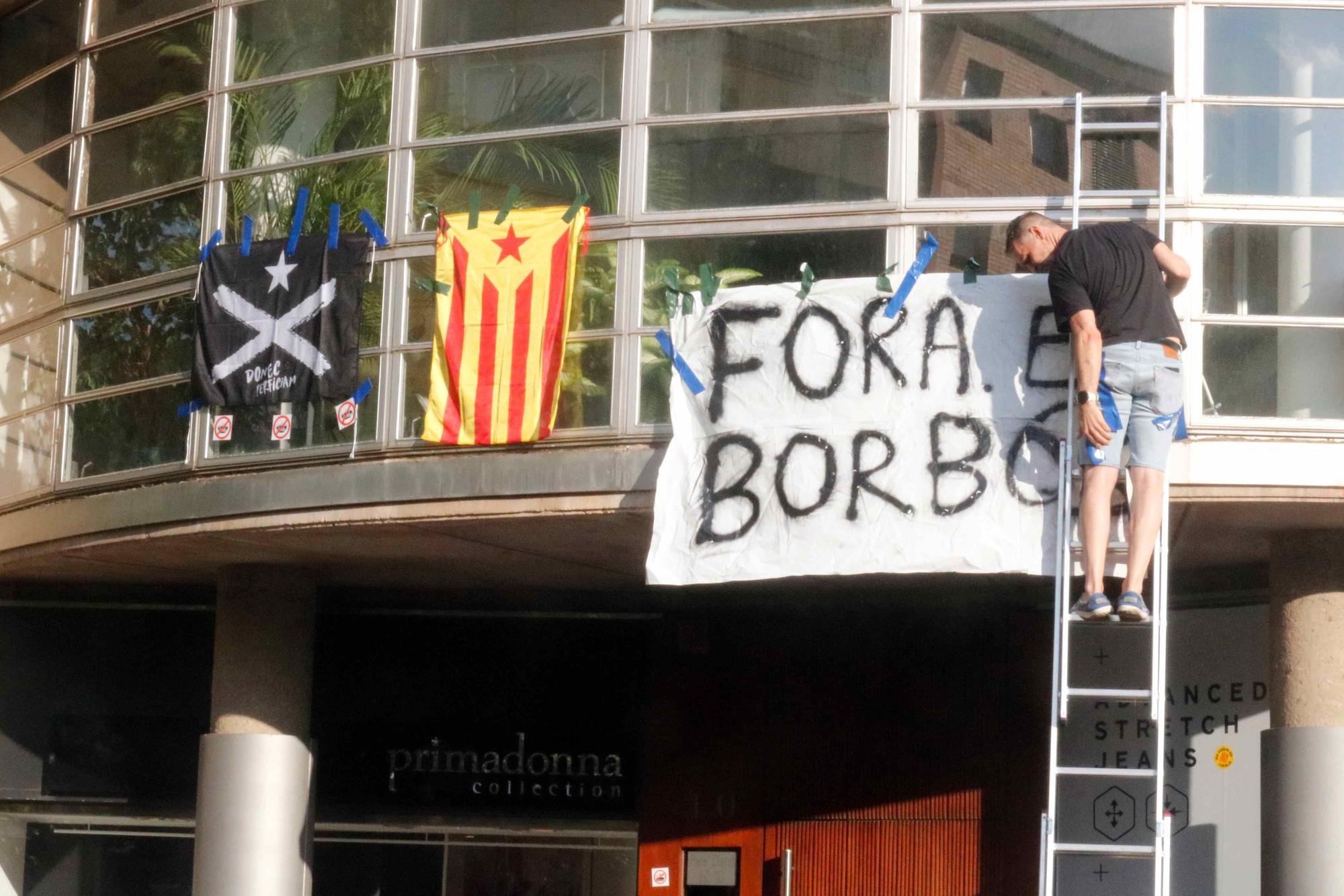 Pengen una estelada i una pancarta contra els borbons a la seu de la Fundació Princesa de Girona