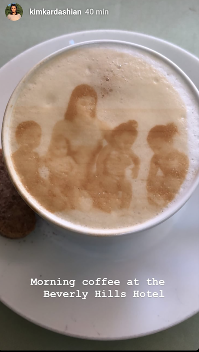 Una taza de café con una foto de Kim Kardashian