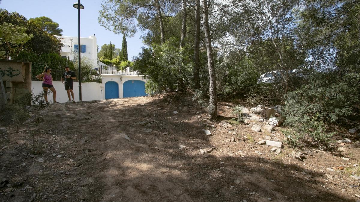 Los ediles de Gilet mostrando una de las zonas abandonadas.