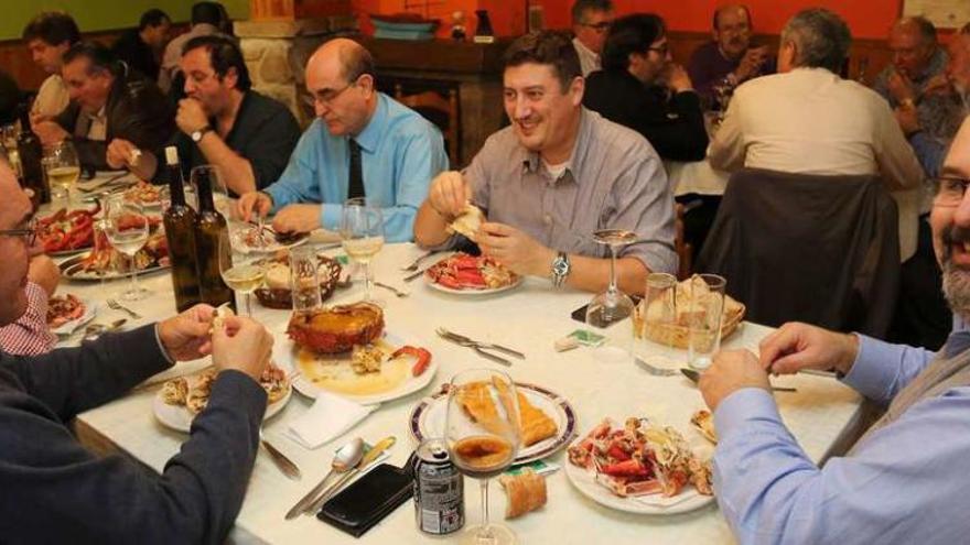 Una de las degustaciones que organiza la Cofradía do Centolo Larpeiro, en el restaurante Lareira do Larexo. // Muñiz