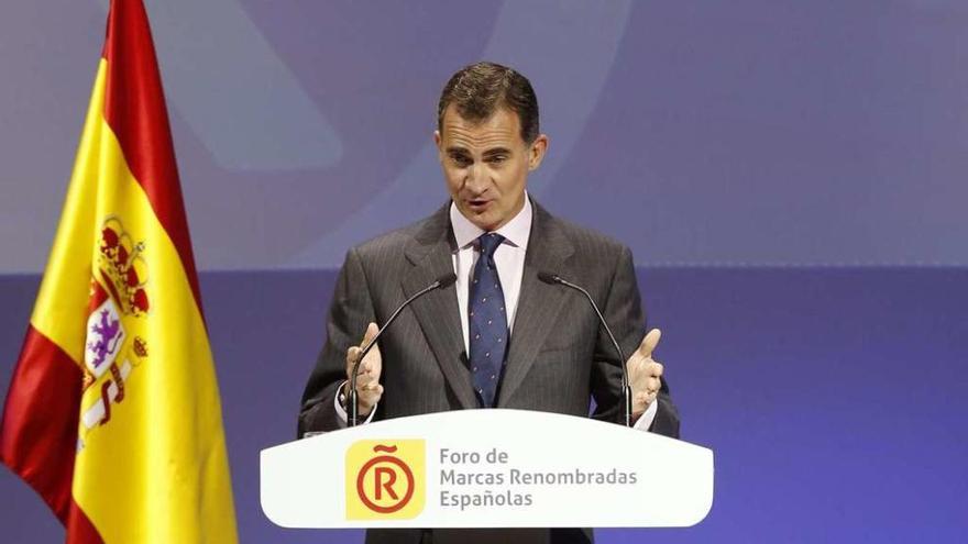El Rey, durante su intervención en la entrega de las acreditaciones a los Embajadores Honorarios de la Marca España. // Efe
