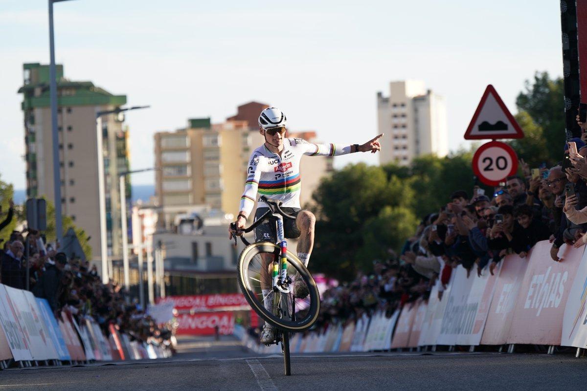 Mathieu van der Poel celebra el triunfo en Benidorm.