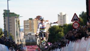 Mathieu van der Poel celebra el triunfo en Benidorm.