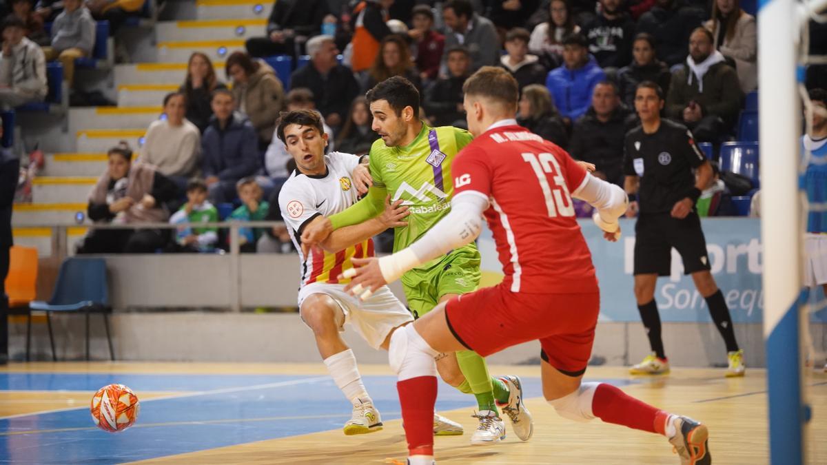 Eloy Rojas pugna por el balón durante el partido ante el Santa Coloma en Son Moix.