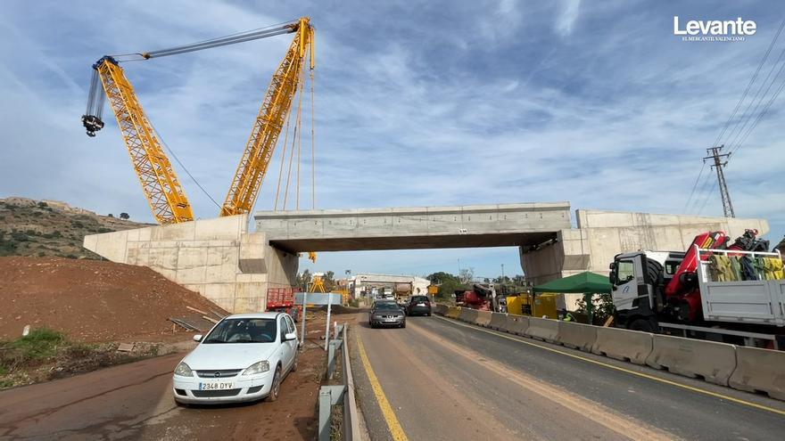 Imágenes de la instalación, hace meses, de los nuevos puentes ferroviarios en Sagunt.