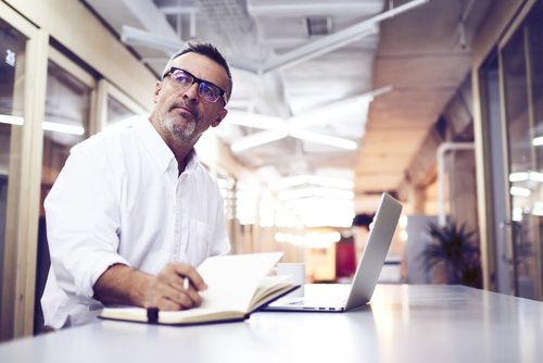 Un profesional autónomo consulta una plataforma digital.