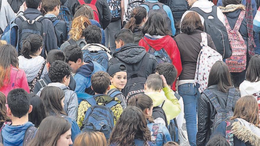 Niños a la entrada de un centro escolar.