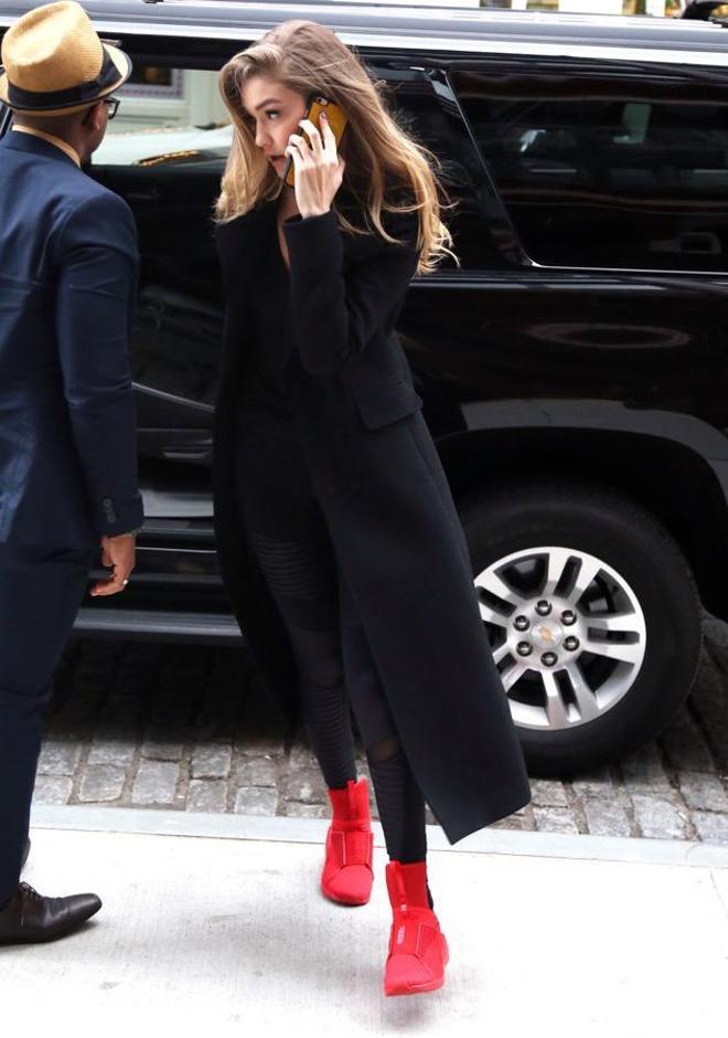 Gigi Hadid con zapatillas