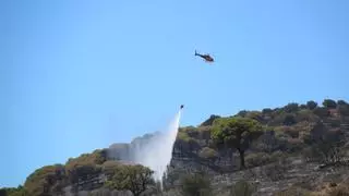 L'incendi de Portbou, que ja ha cremat més de 575 hectàrees, continua actiu a l'espera que afluxi la tramuntana