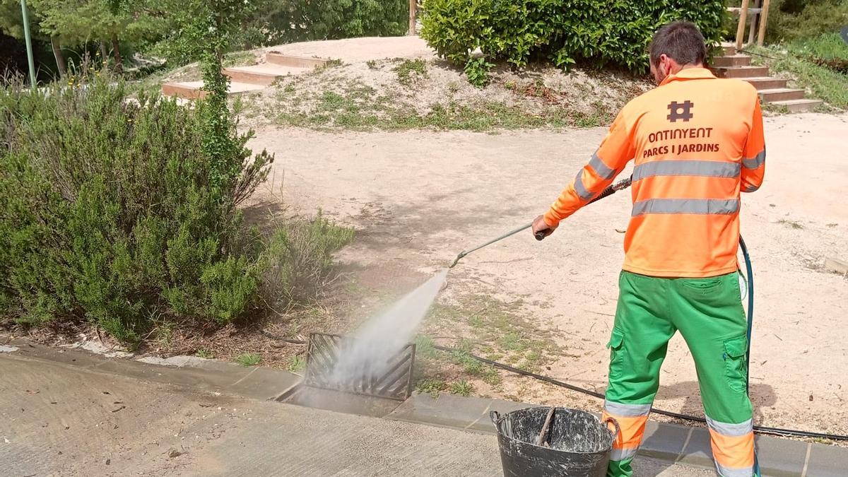 Trabajos de limpieza en parques y jardines de Ontinyent.
