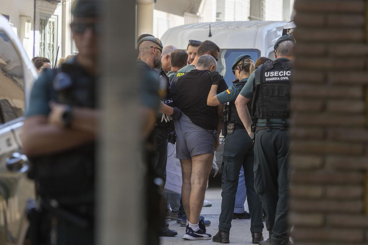 La Guardia Civil registra el domicilio del detenido por el doble crimen de Mijas La Guardia Civil registra el domicilio del detenido por el doble crimen de Mijas
