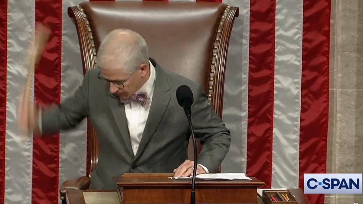 El 'speaker' interino de la Cámara de Representantes de EEUU, Patrick McHenry, golpea con furia el mazo tras decretar un receso.