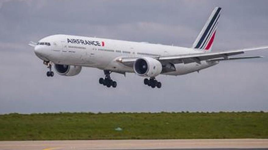 Un Boeing 777 d&#039;Air France s&#039;enlaira a l&#039;aeroport de Roissy, prop de París