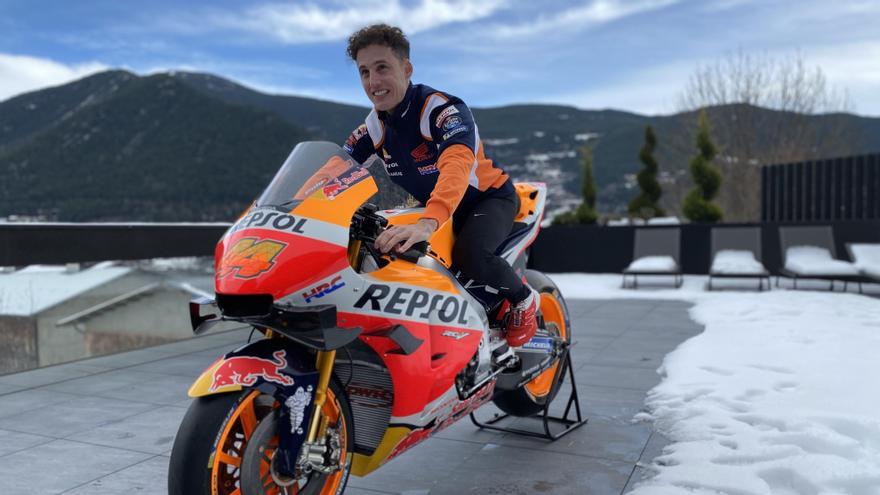 Pol Espargaró posa con la nueva Honda