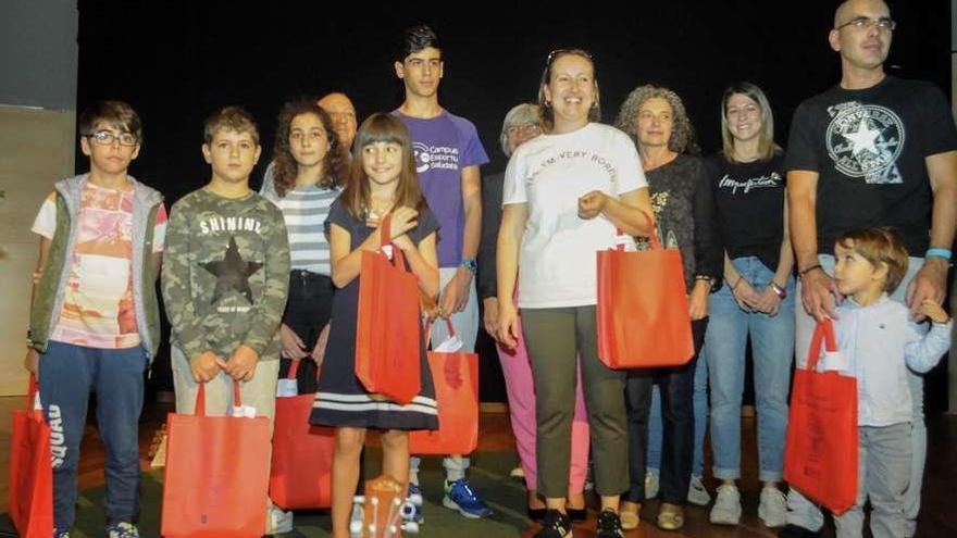 Los lectores agasajados en el acto de A Xuventude, en Cambados. // Iñaki Abella