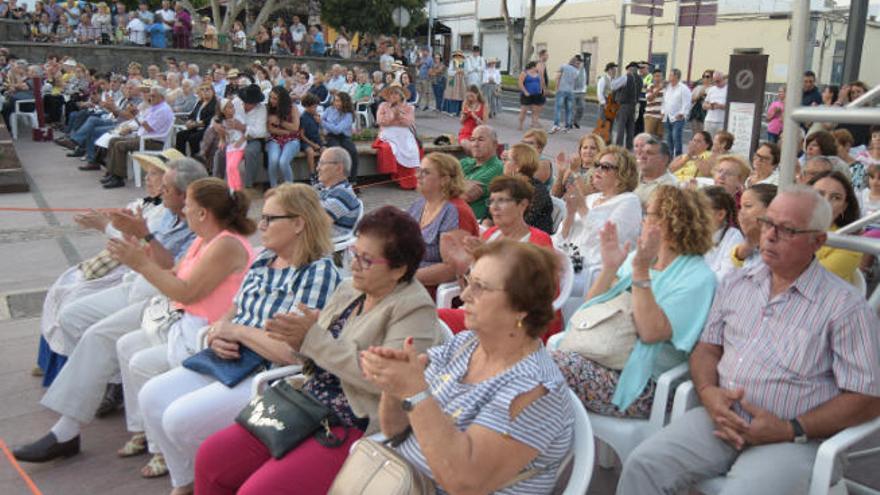 Arriba, aspecto del numeroso público que presenció la ofrenda en la calle peatonal Primero de Mayo, en la capital. Debajo, a la izquierda un joven con una calabaza al hombro. A la derecha, uno de los grupos folclóricos bailando a la Virgen.