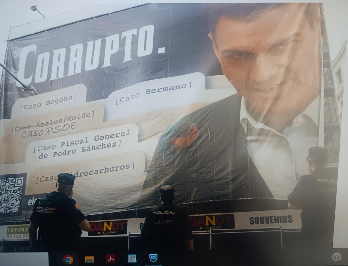 Lona colocada por Hazte Oír frente al Congreso con la imagen de Pedro Sánchez "corrupto"
