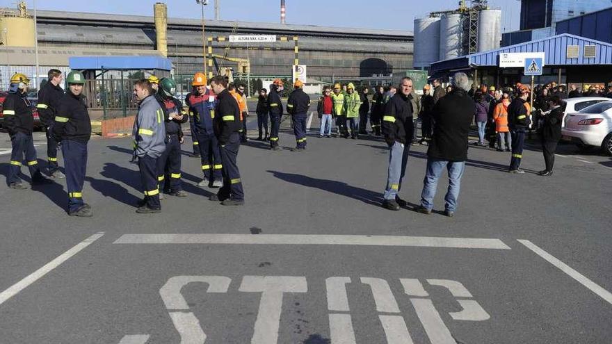 Trabajadores a la entrada de la fábrica de Alcoa en A Grela, en A Coruña.