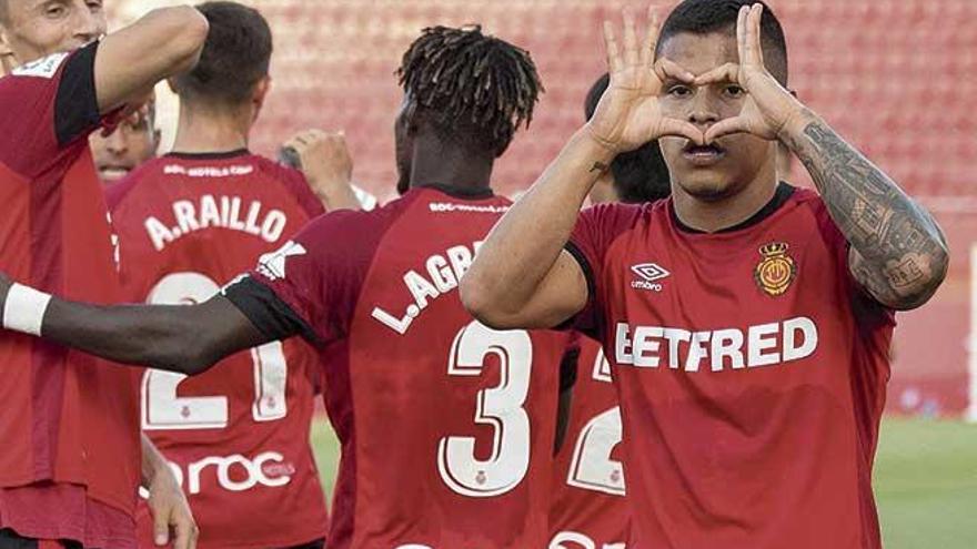 Cucho Hernández celebra con un gesto el tanto que marcó ayer ante el Celta en el Visit Mallorca Estadi.