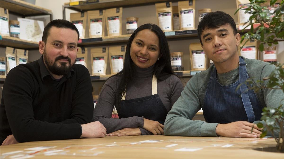 De izquierda a derecha, Toño Otero, creador de Ecolectia, y sus dos empleados: Carolina Torres y Shukhrat Abdyganiev. De izquierda a derecha, Toño Otero, creador de Ecolectia, y sus dos empleados: Carolina Torres y Shukhrat Abdyganiev.