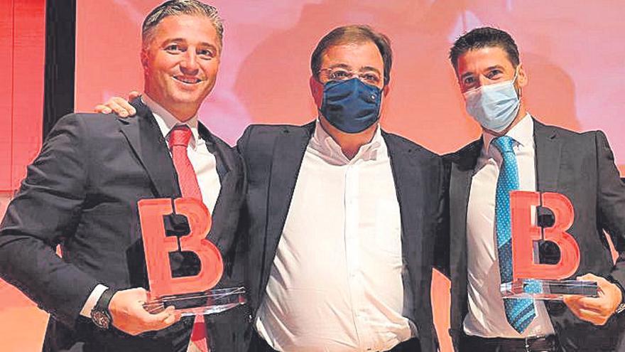 Los hermanos Manuel y Jorge López Morenas reciben el premio Empresario del Año de manos del presidente de la Junta.