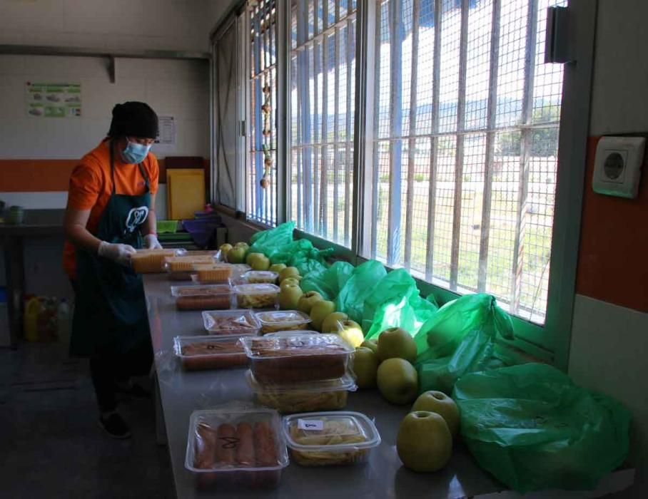 Reparto solidario de comida en los Asperones