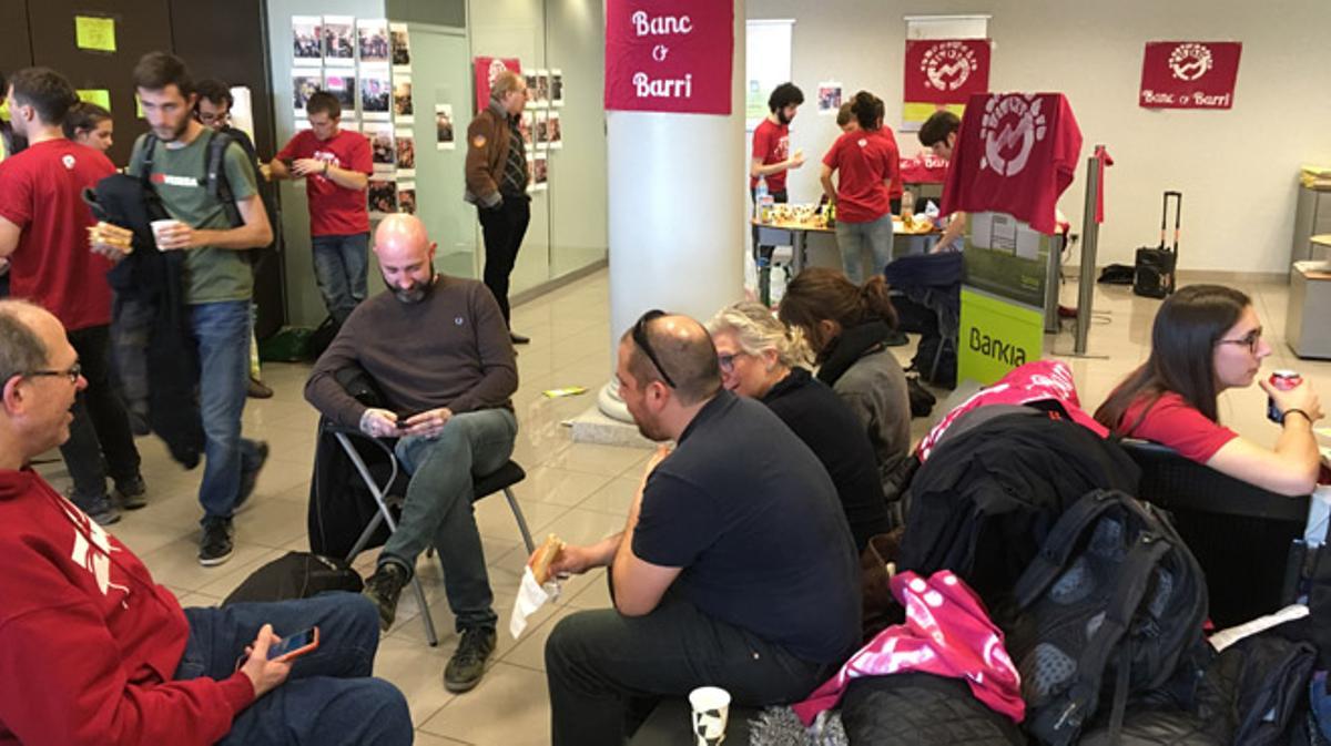 Un grup de joves ocupa la seu central de Bankia a la plaça de Catalunya