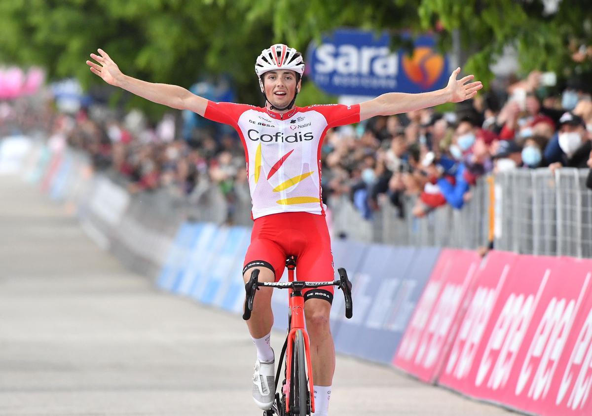 Victor Lafay celebra la victoria en la octava etapa del Giro.