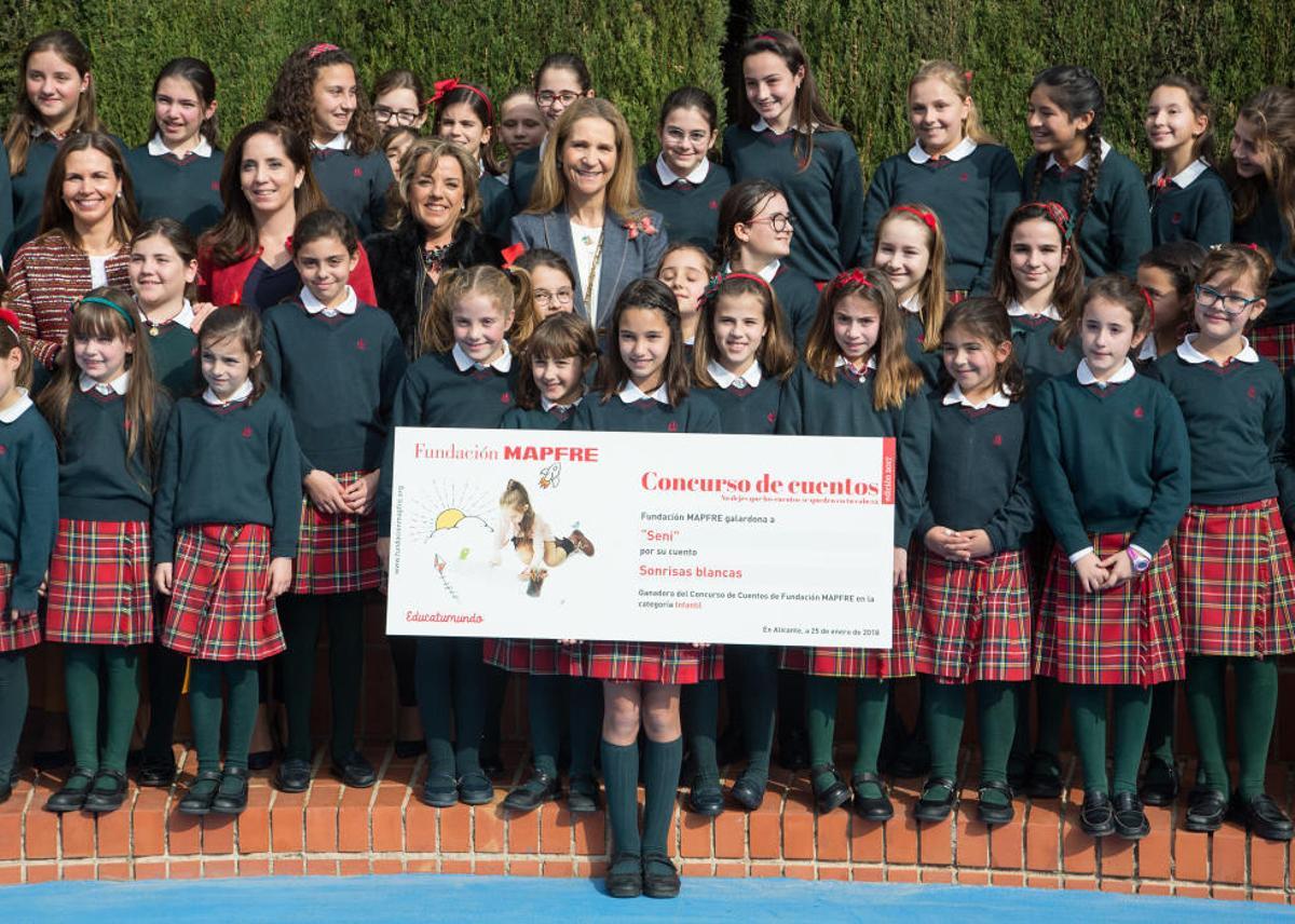 La Infanta Cristina entrega un premio de la Fundación Mapfre a una alumna del Colegio ALtozano La Infanta Cristina entrega un premio de la Fundación Mapfre a una alumna del Colegio ALtozano
