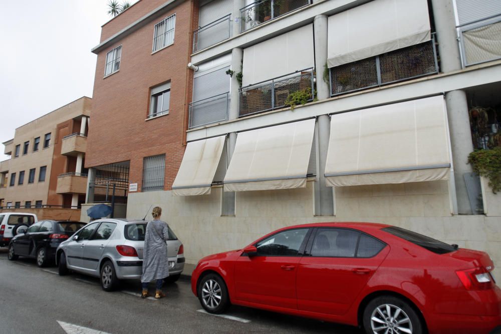 Una joven observa el toldo por el que chorreaba la sangre del vecino de Espinardo que fue hallado cadáver en su casa, envuelto en una manta.