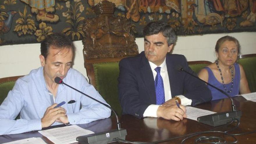 Jesús Sedano, en el centro, junto a miembros del equipo de Gobierno.