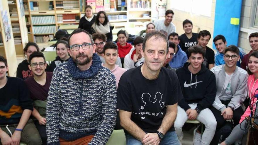 Juan Sendino y Jon Arretxe con los alumnos de Monte da Vila, ayer. // Muñiz