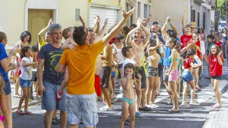 La tradicional &quot;banyaeta&quot; hizo pasar un momento lleno de risas a los vecinos con una guerrilla de agua entre pequeños y mayores.