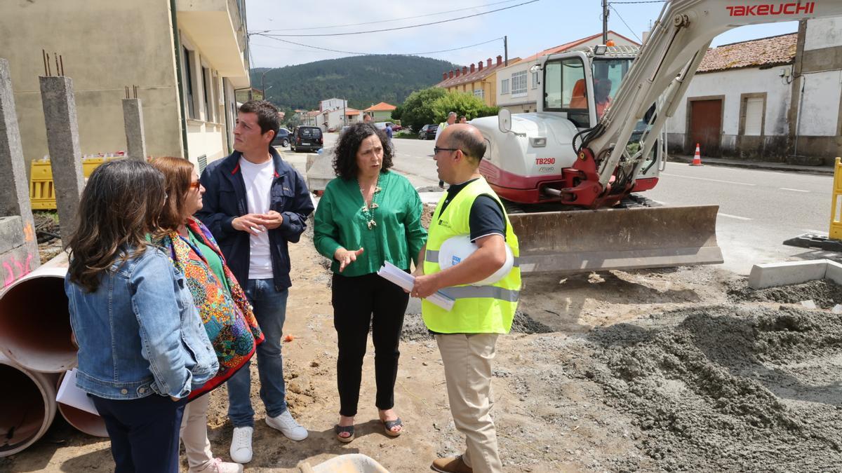 Belén do Campo, dereita, supervisando os traballos