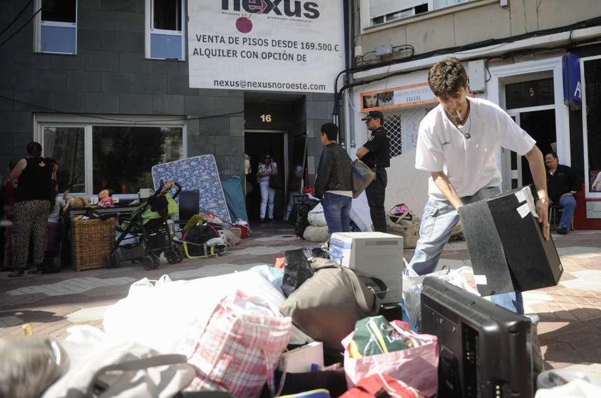 Desahuciadas tres familias del edificio que ocuparon hace más de un año en Os Mallos