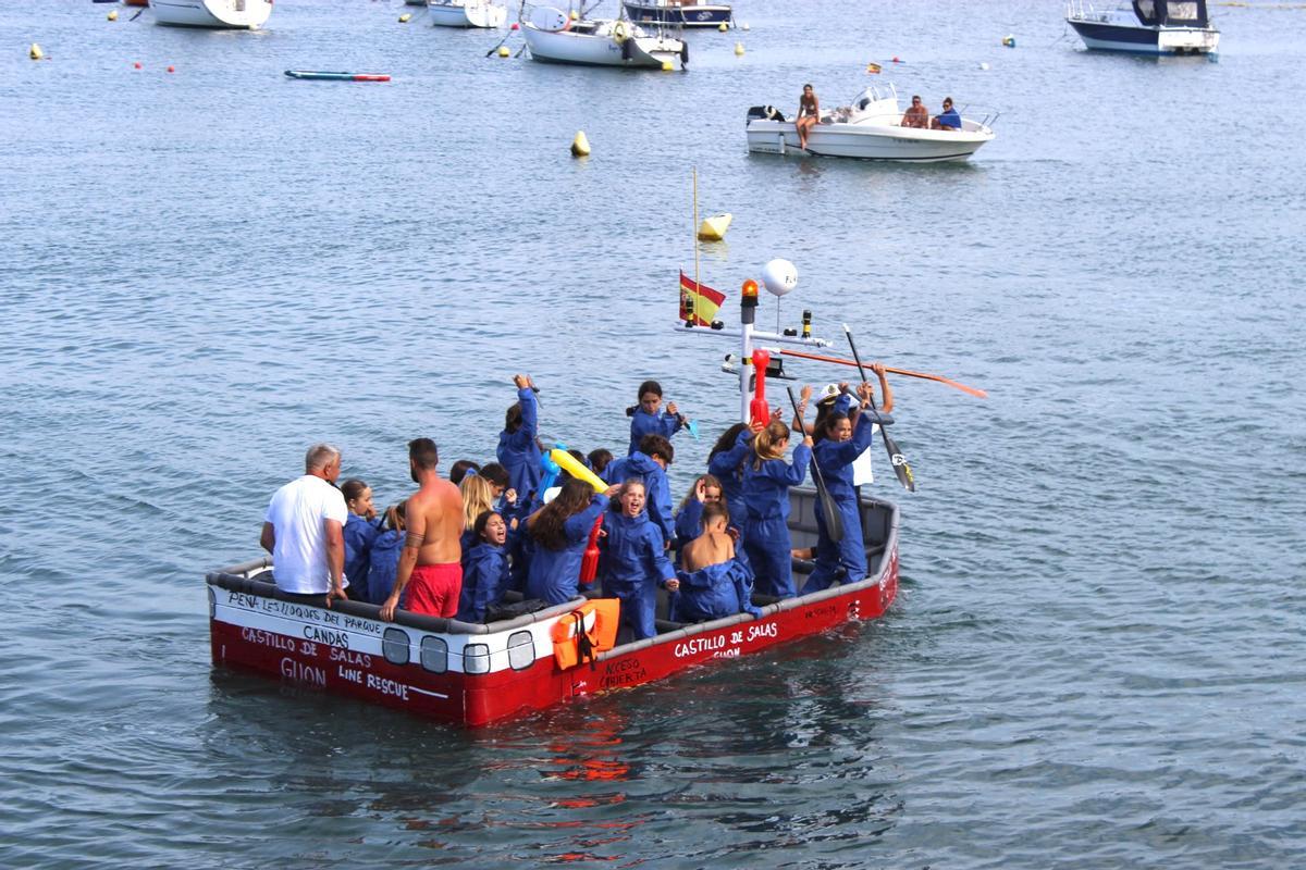 Cucaña y las coses que floten, en Candás Cucaña y las coses que floten, en Candás