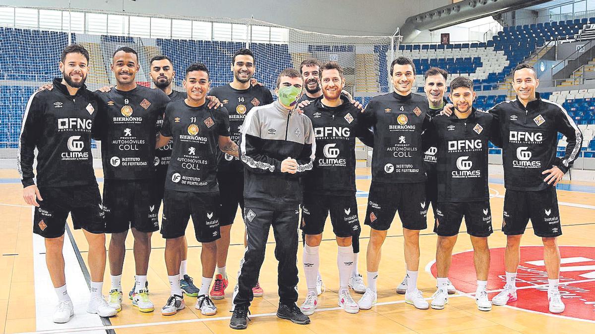 Pablo Iserland posa con la plantilla del Palma Futsal antes de un entrenamiento en Son Moix.