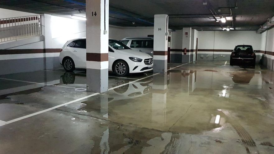 Una comunidad de vecinos de Santa Catalina lleva a juicio a Emalsa por fugas de agua en su garaje