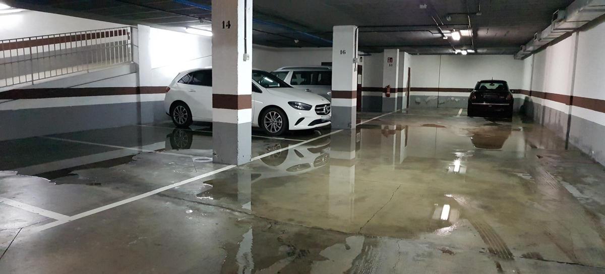Una de las fugas de agua que sufrió el garaje de la comunidad de vecinos.