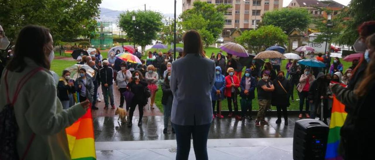 La alcaldesa, Leticia Santos, leyendo el manifiesto en Moaña.