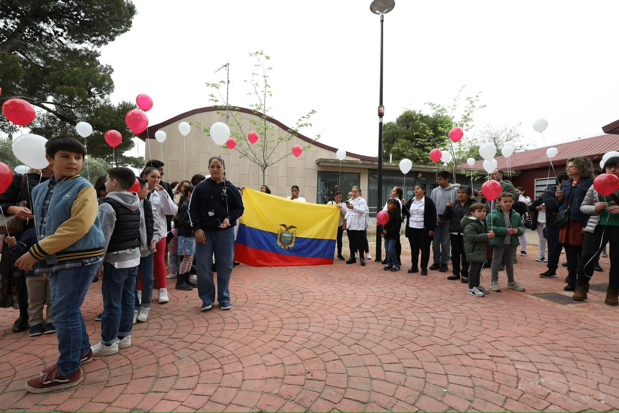 En imágenes | Multitudinaria despedida del padre Javier, el cura rockero, en San Gregorio