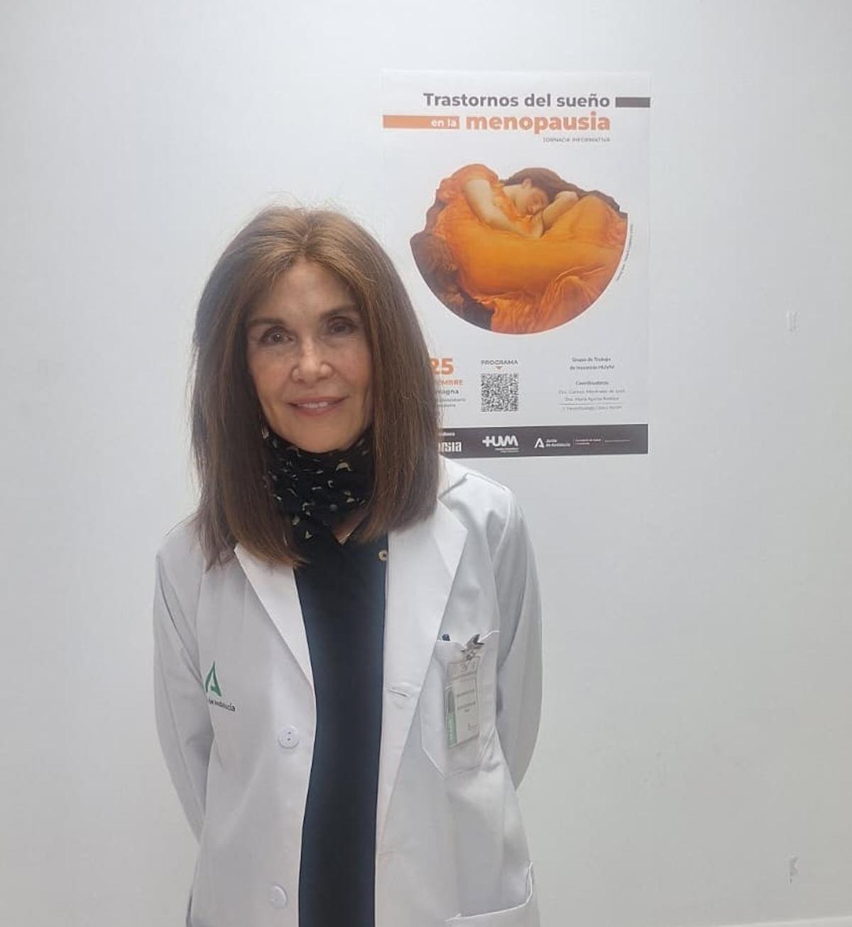 La doctora Carmen Menéndez de León posa con el cartel de las jornadas del trastorno del sueño en la menopausia.